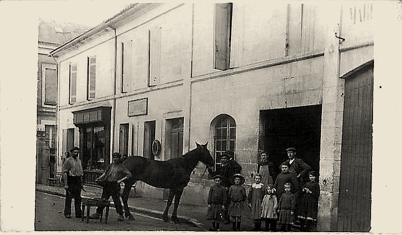 Le maréchal-ferrant en plein travail