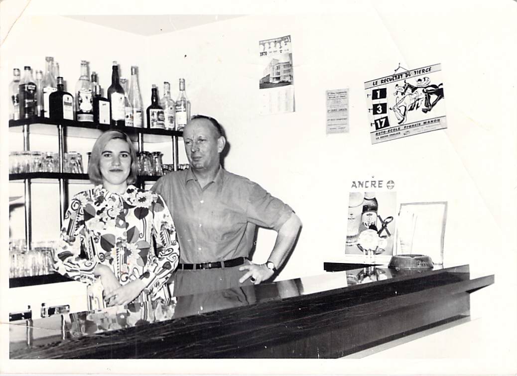« Chez Simone » Ali Klawitter et Pierrette au comptoir