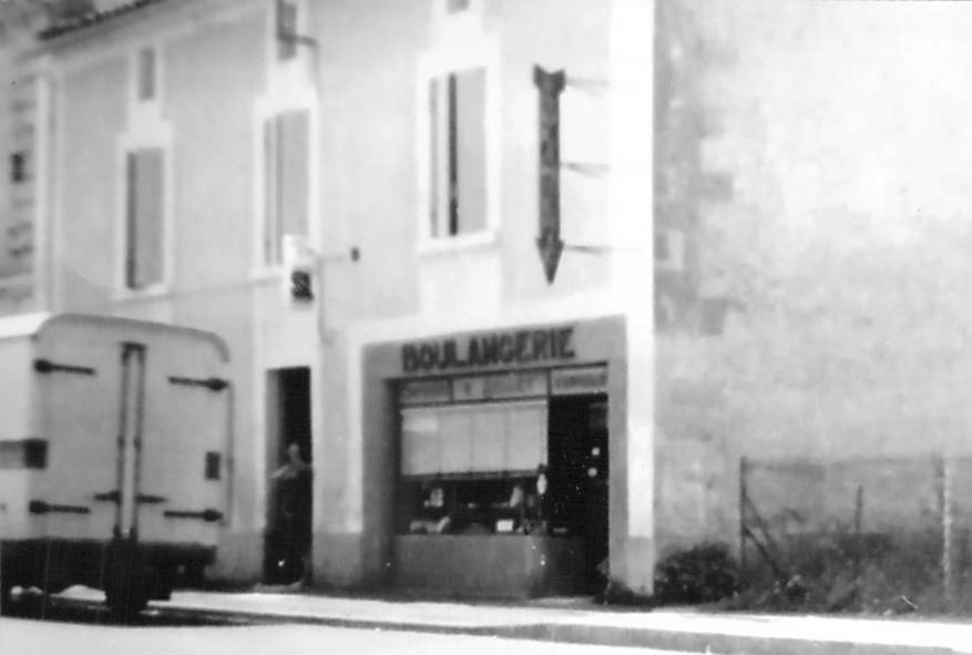La boulangère et sa fille Maud devant la vitrine