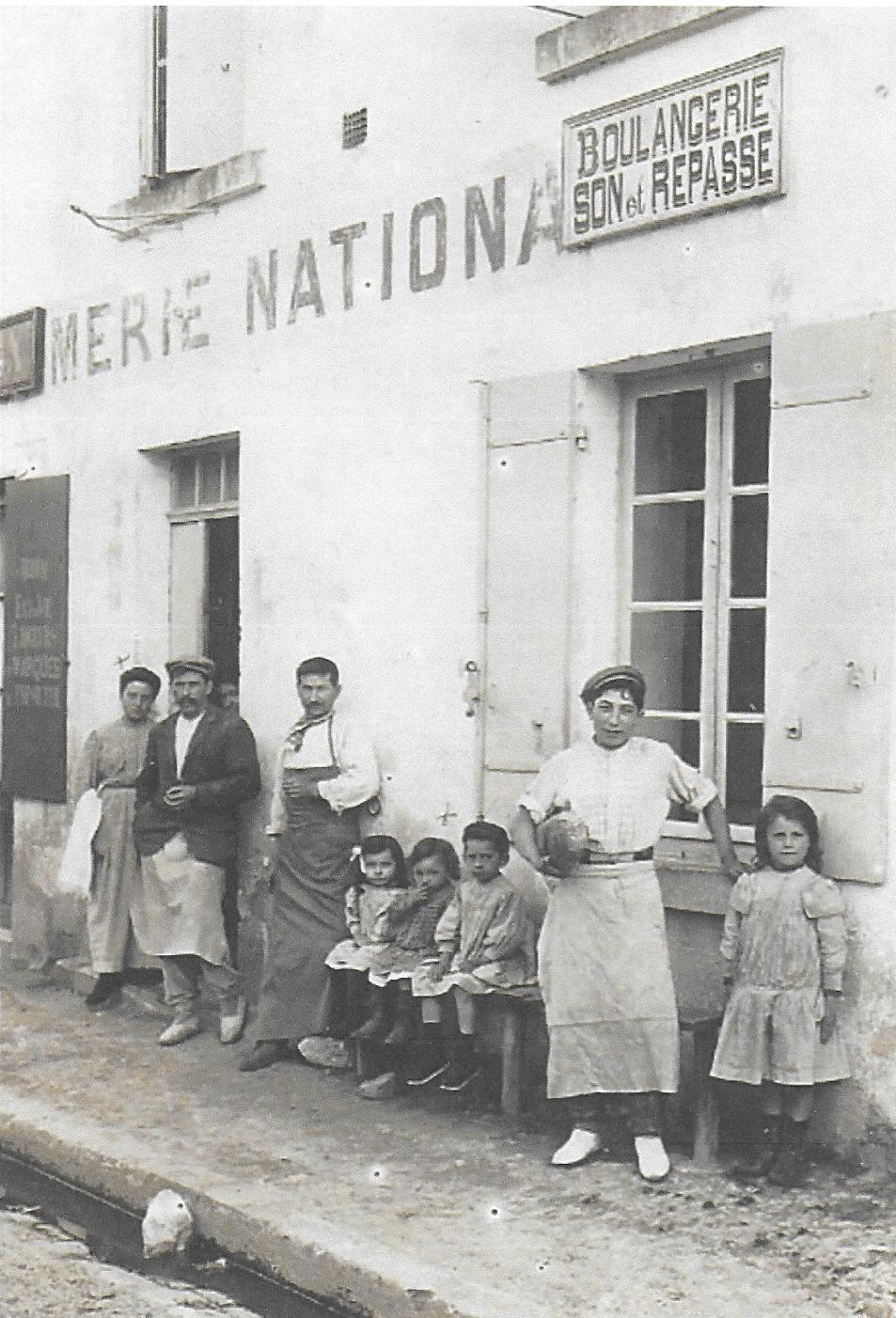 Sourires d’antan devant la boulangerie