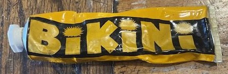 Bikini  — Un tube, une signature.