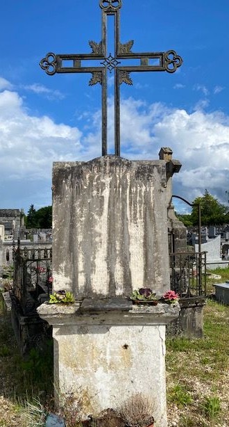 Stèle du souvenir dans le cimetière