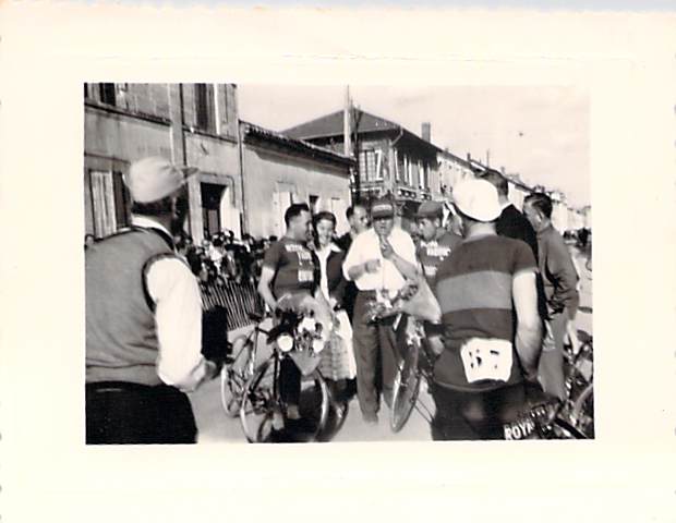 La convivialité après la course — 1957.