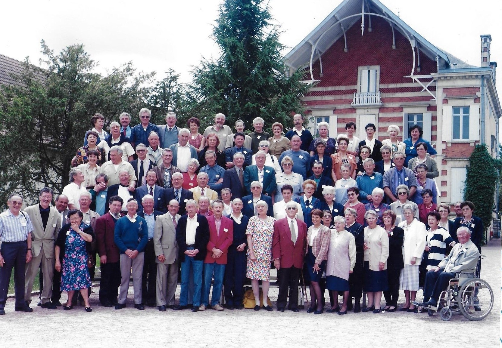 Les participants posent fièrement devant l'un des joyaux du patrimoine communal. Le Pavillon d’Henri Frichou, devenu l’actuelle mairie en 1982. La photo montre le bâtiment vu du côté de la cour, mettant en évidence son élégante architecture inspirée des villas d’Arcachon, rappelant les origines bordelaises de l'épouse d'Henri Frichou.