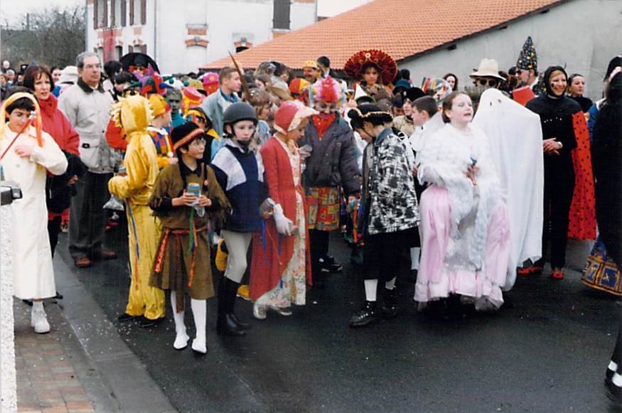 Carnaval à Saint‑Aigulin. Les rues s’animent au rythme du défilé. Entre musique et costumes colorés, habitants et spectateurs se retrouvent pour partager cette joyeuse tradition populaire.