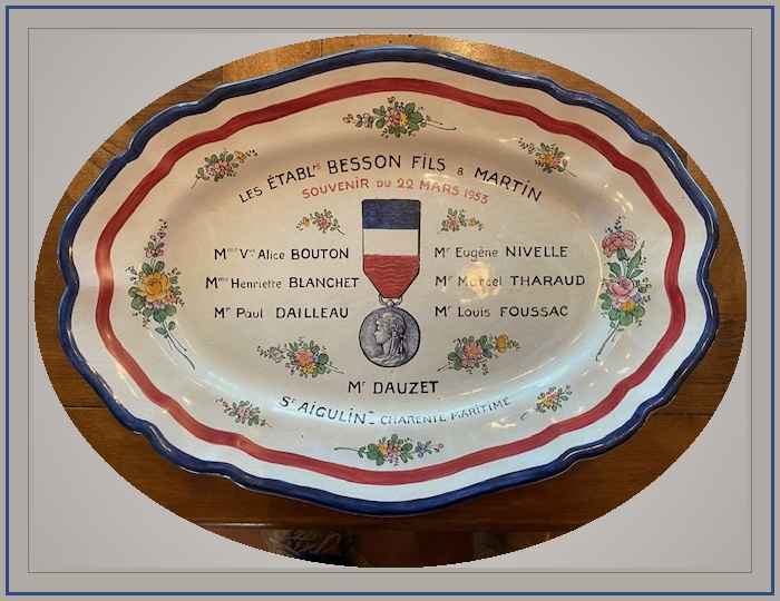 Un honneur gravé dans la faïence.