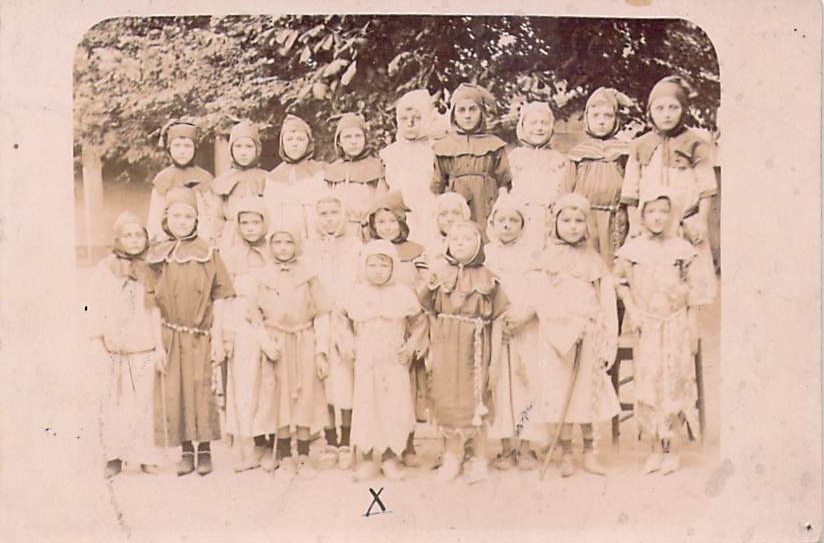 Énigme en noir et blanc : la mystérieuse troupe de Saint‑Aigulin